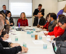 Reunião entre a secretária da Administração e Previdência, Dinorah Nogara e representantes da APP Sindicato, sobre a data base dos professores. Curitiba, 12/05/2015.  