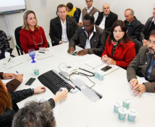 Reunião entre a secretária da Administração e Previdência, Dinorah Nogara e representantes da APP Sindicato, sobre a data base dos professores. Curitiba, 12/05/2015.  