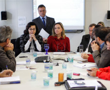 Reunião entre a secretária da Administração e Previdência, Dinorah Nogara e representantes da APP Sindicato, sobre a data base dos professores. Curitiba, 12/05/2015.  