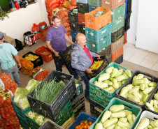 Também fica comprometida a entrega da merenda. Os agricultores familiares que são fornecedores do Estado estão perdendo a produção, pois os produtos são perecíveis e, com as escolas fechadas, não podem fazer as entregas. Neste ano, a previsão da Secretaria de Estado da Educação é investir R$ 45 milhões na compra de alimentos da agricultura familiar para a merenda.