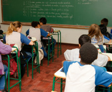 Nesta quinta-feira, cerca de 45% das 2,1 mil escolas da rede estadual de ensino funcionaram, total ou parcialmente. Uma delas é a Escola Estadual Professora Rosa Frederica Johnson, em Almirante Tamandaré, na Região Metropolitana de Curitiba. As aulas não foram interrompidas pela greve dos professores da rede estadual de ensino. Mais de 530 alunos do ensino fundamental continuam estudando normalmente na escola.