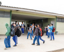 Nesta quinta-feira, cerca de 45% das 2,1 mil escolas da rede estadual de ensino funcionaram, total ou parcialmente. Uma delas é a Escola Estadual Professora Rosa Frederica Johnson, em Almirante Tamandaré, na Região Metropolitana de Curitiba. As aulas não foram interrompidas pela greve dos professores da rede estadual de ensino. Mais de 530 alunos do ensino fundamental continuam estudando normalmente na escola.