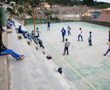 Nesta quinta-feira, cerca de 45% das 2,1 mil escolas da rede estadual de ensino funcionaram, total ou parcialmente. Uma delas é a Escola Estadual Professora Rosa Frederica Johnson, em Almirante Tamandaré, na Região Metropolitana de Curitiba. As aulas não foram interrompidas pela greve dos professores da rede estadual de ensino. Mais de 530 alunos do ensino fundamental continuam estudando normalmente na escola.