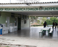 Nesta quinta-feira, cerca de 45% das 2,1 mil escolas da rede estadual de ensino funcionaram, total ou parcialmente. Uma delas é a Escola Estadual Professora Rosa Frederica Johnson, em Almirante Tamandaré, na Região Metropolitana de Curitiba. As aulas não foram interrompidas pela greve dos professores da rede estadual de ensino. Mais de 530 alunos do ensino fundamental continuam estudando normalmente na escola.