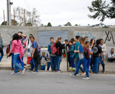 Nesta quinta-feira, cerca de 45% das 2,1 mil escolas da rede estadual de ensino funcionaram, total ou parcialmente. Uma delas é a Escola Estadual Professora Rosa Frederica Johnson, em Almirante Tamandaré, na Região Metropolitana de Curitiba. As aulas não foram interrompidas pela greve dos professores da rede estadual de ensino. Mais de 530 alunos do ensino fundamental continuam estudando normalmente na escola.