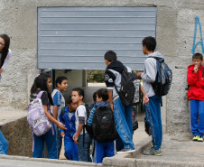 Nesta quinta-feira, cerca de 45% das 2,1 mil escolas da rede estadual de ensino funcionaram, total ou parcialmente. Uma delas é a Escola Estadual Professora Rosa Frederica Johnson, em Almirante Tamandaré, na Região Metropolitana de Curitiba. As aulas não foram interrompidas pela greve dos professores da rede estadual de ensino. Mais de 530 alunos do ensino fundamental continuam estudando normalmente na escola.