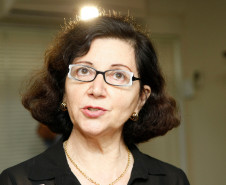 A secretária de Estado da Educação, professora Ana Seres, confirmou nesta segunda-feira (25/05) que o governo está processando o desconto em salário dos dias parados durante a greve dos professores. A secretária lamentou, ainda, as mobilizações do sindicato que representa a categoria em frente aos Núcleos Regionais de Educação (NREs), impedindo a entrada de funcionários e o andamento dos trabalhos, nesta manhã. 
