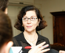 A secretária de Estado da Educação, professora Ana Seres, confirmou nesta segunda-feira (25/05) que o governo está processando o desconto em salário dos dias parados durante a greve dos professores. A secretária lamentou, ainda, as mobilizações do sindicato que representa a categoria em frente aos Núcleos Regionais de Educação (NREs), impedindo a entrada de funcionários e o andamento dos trabalhos, nesta manhã. 