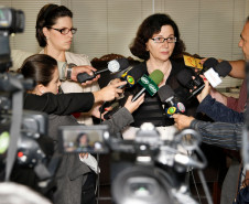 A secretária de Estado da Educação, professora Ana Seres, confirmou nesta segunda-feira (25/05) que o governo está processando o desconto em salário dos dias parados durante a greve dos professores. A secretária lamentou, ainda, as mobilizações do sindicato que representa a categoria em frente aos Núcleos Regionais de Educação (NREs), impedindo a entrada de funcionários e o andamento dos trabalhos, nesta manhã. 