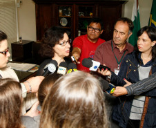 A secretária de Estado da Educação, professora Ana Seres, confirmou nesta segunda-feira (25/05) que o governo está processando o desconto em salário dos dias parados durante a greve dos professores. A secretária lamentou, ainda, as mobilizações do sindicato que representa a categoria em frente aos Núcleos Regionais de Educação (NREs), impedindo a entrada de funcionários e o andamento dos trabalhos, nesta manhã. 