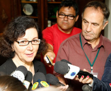 A secretária de Estado da Educação, professora Ana Seres, confirmou nesta segunda-feira (25/05) que o governo está processando o desconto em salário dos dias parados durante a greve dos professores. A secretária lamentou, ainda, as mobilizações do sindicato que representa a categoria em frente aos Núcleos Regionais de Educação (NREs), impedindo a entrada de funcionários e o andamento dos trabalhos, nesta manhã. 