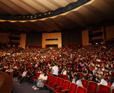 Escola Bolshoi do Brasil realiza apresentação exclusiva de balé para 2,4 mil alunos da rede pública em Curitiba.
