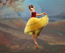 Escola Bolshoi do Brasil realiza apresentação exclusiva de balé para 2,4 mil alunos da rede pública em Curitiba.