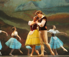 Escola Bolshoi do Brasil realiza apresentação exclusiva de balé para 2,4 mil alunos da rede pública em Curitiba.