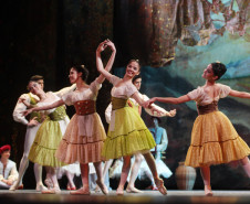 Escola Bolshoi do Brasil realiza apresentação exclusiva de balé para 2,4 mil alunos da rede pública em Curitiba.