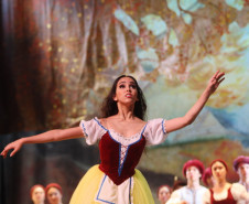Escola Bolshoi do Brasil realiza apresentação exclusiva de balé para 2,4 mil alunos da rede pública em Curitiba.