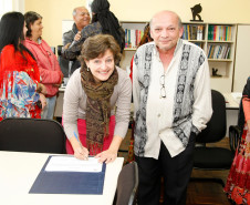 A Secretaria de Estado da Educação do Paraná é a primeira pasta do País a ter uma coordenação especial para a educação cigana. O certificado de criação do órgão foi entregue a lideranças ciganas pela superintendente da Educação, Fabiana Campos, nesta quarta-feira (27), em Curitiba. A coordenação trabalhará para promover a inclusão cidadã e garantir o direito ao acesso à educação para as etnias Kalo e Romani.