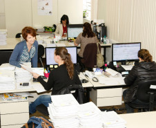 Equipe de prestação de contas da Coordenadoria de Apoio Financeiro à Rede Escolar.