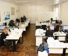 Equipe de prestação de contas da Coordenadoria de Apoio Financeiro à Rede Escolar.