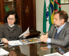 A secretária de Estado da Educação, professora Ana Seres, recebeu na tarde desta quinta-feira (28), na sede da SEED, na Vila Izabel, a visita do secretário de Estado para Assuntos Estratégicos, Flávio Arns. 