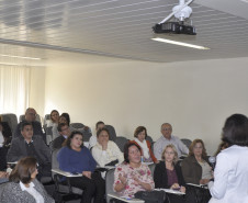 Secretária deixou claro a necessidade de reposição de aulas e cumprimento dos 200 dias letivos e 800 horas. Novos calendários devem ser entregues até o dia 19.