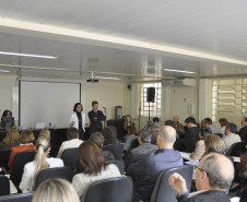 Secretária deixou claro a necessidade de reposição de aulas e cumprimento dos 200 dias letivos e 800 horas. Novos calendários devem ser entregues até o dia 19.