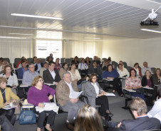 Secretária deixou claro a necessidade de reposição de aulas e cumprimento dos 200 dias letivos e 800 horas. Novos calendários devem ser entregues até o dia 19.