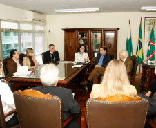 A secretária de Estado da Educação, professora Ana Seres, representantes da AMP e do Conselho Estadual de Educação reuniram-se nesta quinta-feira (18), em Curitiba, para encontrar uma solução. Também participaram técnicos e chefes das áreas de legislação escolar, logística e recursos humanos da Secretaria da Educação. À tarde, o grupo foi recebido pelo chefe da Casa Civil, Eduardo Sciarra.