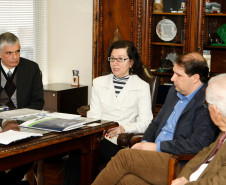A secretária de Estado da Educação, professora Ana Seres, representantes da AMP e do Conselho Estadual de Educação reuniram-se nesta quinta-feira (18), em Curitiba, para encontrar uma solução. Também participaram técnicos e chefes das áreas de legislação escolar, logística e recursos humanos da Secretaria da Educação. À tarde, o grupo foi recebido pelo chefe da Casa Civil, Eduardo Sciarra.
