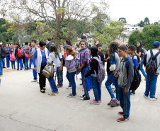 O custo mensal de um aluno do ensino médio da rede estadual de ensino no Paraná quase triplicou em oito anos. De acordo com dados do Fundo Nacional de Desenvolvimento da Educação (FNDE), no ano de 2007 o custo por mês de um estudante de ensino médio era de R$ 132,00 (R$ 1.584,00/ano). Agora, o valor mensal é de R$ 301,00 (R$ 3.612,00/ano).