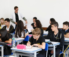 O custo mensal de um aluno do ensino médio da rede estadual de ensino no Paraná quase triplicou em oito anos. De acordo com dados do Fundo Nacional de Desenvolvimento da Educação (FNDE), no ano de 2007 o custo por mês de um estudante de ensino médio era de R$ 132,00 (R$ 1.584,00/ano). Agora, o valor mensal é de R$ 301,00 (R$ 3.612,00/ano).