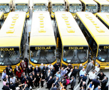 O governador Beto Richa entregou, na manhã desta terça-feira (23), 20 novos ônibus escolares que irão transportar 5.770 estudantes de 20 municípios do Estado. Cada veículo tem capacidade 31 passageiros sentados e todos possuem plataforma elevatória para alunos que utilizam cadeiras de rodas. Ao todo, 245 mil alunos da rede estadual dependem do transporte escolar.