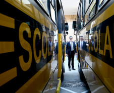 O governador Beto Richa entregou, na manhã desta terça-feira (23), 20 novos ônibus escolares que irão transportar 5.770 estudantes de 20 municípios do Estado. Cada veículo tem capacidade 31 passageiros sentados e todos possuem plataforma elevatória para alunos que utilizam cadeiras de rodas. Ao todo, 245 mil alunos da rede estadual dependem do transporte escolar.