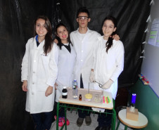 Os estudantes do curso técnico em Química do Colégio Estadual Francisco Carneiro Martins, em Guarapuava, na região Centro-Sul, arrecadaram 980 quilos de alimentos, roupas, sapatos e cobertores para entidades filantrópicas da região. A coleta foi feita na 2° Semana de Química e contou com a participação de alunos, professores, funcionários e comunidade.