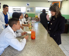 Os estudantes do curso técnico em Química do Colégio Estadual Francisco Carneiro Martins, em Guarapuava, na região Centro-Sul, arrecadaram 980 quilos de alimentos, roupas, sapatos e cobertores para entidades filantrópicas da região. A coleta foi feita na 2° Semana de Química e contou com a participação de alunos, professores, funcionários e comunidade.