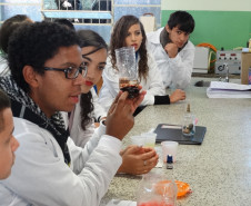 Os estudantes do curso técnico em Química do Colégio Estadual Francisco Carneiro Martins, em Guarapuava, na região Centro-Sul, arrecadaram 980 quilos de alimentos, roupas, sapatos e cobertores para entidades filantrópicas da região. A coleta foi feita na 2° Semana de Química e contou com a participação de alunos, professores, funcionários e comunidade.