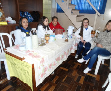Os estudantes do curso técnico em Química do Colégio Estadual Francisco Carneiro Martins, em Guarapuava, na região Centro-Sul, arrecadaram 980 quilos de alimentos, roupas, sapatos e cobertores para entidades filantrópicas da região. A coleta foi feita na 2° Semana de Química e contou com a participação de alunos, professores, funcionários e comunidade.