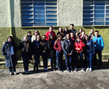 Os estudantes do curso técnico em Química do Colégio Estadual Francisco Carneiro Martins, em Guarapuava, na região Centro-Sul, arrecadaram 980 quilos de alimentos, roupas, sapatos e cobertores para entidades filantrópicas da região. A coleta foi feita na 2° Semana de Química e contou com a participação de alunos, professores, funcionários e comunidade.