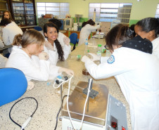 Os estudantes do curso técnico em Química do Colégio Estadual Francisco Carneiro Martins, em Guarapuava, na região Centro-Sul, arrecadaram 980 quilos de alimentos, roupas, sapatos e cobertores para entidades filantrópicas da região. A coleta foi feita na 2° Semana de Química e contou com a participação de alunos, professores, funcionários e comunidade.