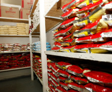 A Secretaria de Estado da Educação começou a entrega dos alimentos da segunda remessa da merenda escolar deste ano. Na manhã desta segunda-feira (29), o Colégio Estadual Juscelino Kubitschek de Oliveira, em São José dos Pinhais, na Região Metropolitana de Curitiba, recebeu os alimentos da merenda escolar.