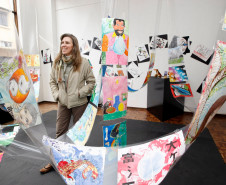 Desenhos, pinturas, esculturas e modelagens, feitas por alunos de escolas estaduais de Curitiba estão expostos no Centro Juvenil de Artes Plásticas, que pertence à Secretaria de Estado da Cultura. São trabalhos elaborados durante as oficinas ofertadas pelo Centro no primeiro semestre e que agora compõem a exposição “Contemporâneos”. A mostra pode ser vista até o dia 9 de agosto e a entrada é gratuita. Na foto a Diretora do Centro Debora Maria Russo.