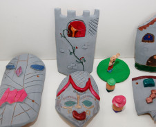 Desenhos, pinturas, esculturas e modelagens, feitas por alunos de escolas estaduais de Curitiba estão expostos no Centro Juvenil de Artes Plásticas, que pertence à Secretaria de Estado da Cultura. São trabalhos elaborados durante as oficinas ofertadas pelo Centro no primeiro semestre e que agora compõem a exposição “Contemporâneos”. A mostra pode ser vista até o dia 9 de agosto e a entrada é gratuita.