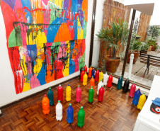 Desenhos, pinturas, esculturas e modelagens, feitas por alunos de escolas estaduais de Curitiba estão expostos no Centro Juvenil de Artes Plásticas, que pertence à Secretaria de Estado da Cultura. São trabalhos elaborados durante as oficinas ofertadas pelo Centro no primeiro semestre e que agora compõem a exposição “Contemporâneos”. A mostra pode ser vista até o dia 9 de agosto e a entrada é gratuita.