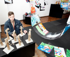 Luiz Miguel Becker, de 12 anos, do 7º ano do Colégio Estadual João Mazzarotto, no Capão Raso, participa da exposição com uma escultura egípcia feita com modelagem de papel craft. “Sempre gostei de artes, me sinto bem fazendo esculturas, é um bom passatempo. Aqui conheci vários materiais novos”, afirmou Luiz Becker. Os pais e o avô dele já foram conferir a exposição.