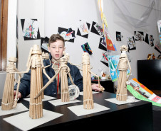 Luiz Miguel Becker, de 12 anos, do 7º ano do Colégio Estadual João Mazzarotto, no Capão Raso, participa da exposição com uma escultura egípcia feita com modelagem de papel craft. “Sempre gostei de artes, me sinto bem fazendo esculturas, é um bom passatempo. Aqui conheci vários materiais novos”, afirmou Luiz Becker. Os pais e o avô dele já foram conferir a exposição.