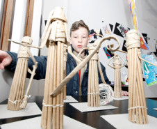 Luiz Miguel Becker, de 12 anos, do 7º ano do Colégio Estadual João Mazzarotto, no Capão Raso, participa da exposição com uma escultura egípcia feita com modelagem de papel craft. “Sempre gostei de artes, me sinto bem fazendo esculturas, é um bom passatempo. Aqui conheci vários materiais novos”, afirmou Luiz Becker. Os pais e o avô dele já foram conferir a exposição.