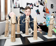 Luiz Miguel Becker, de 12 anos, do 7º ano do Colégio Estadual João Mazzarotto, no Capão Raso, participa da exposição com uma escultura egípcia feita com modelagem de papel craft. “Sempre gostei de artes, me sinto bem fazendo esculturas, é um bom passatempo. Aqui conheci vários materiais novos”, afirmou Luiz Becker. Os pais e o avô dele já foram conferir a exposição.