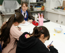 Desenhos, pinturas, esculturas e modelagens, feitas por alunos de escolas estaduais de Curitiba estão expostos no Centro Juvenil de Artes Plásticas, que pertence à Secretaria de Estado da Cultura. São trabalhos elaborados durante as oficinas ofertadas pelo Centro no primeiro semestre e que agora compõem a exposição “Contemporâneos”. A mostra pode ser vista até o dia 9 de agosto e a entrada é gratuita. Na foto a professora Jaira Aparecida Denardi.