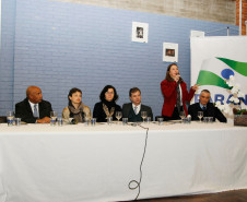 A secretária da Educação, professora Ana Seres, explica que os engenheiros dos Núcleos Regionais de Educação estão recebendo orientações
