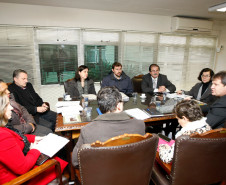 Representantes da Secretaria de Estado da Educação e da Secretaria de Estado de Ciência, Tecnologia e Ensino Superior e das Instituições de Ensino Superior se reuniram nesta quarta-feira (8), em Curitiba, para definir encaminhamentos do Programa de Desenvolvimento Educacional (PDE). O encontro ainda definiu a criação de um grupo de trabalho para reavaliar o programa.